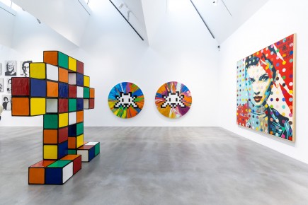 "Triple Trouble" exposition de Invader, Shepard Fairey et Damien Hirst à la Newport Street Gallery du 10 octobre 2025 au 29 mars 2026
