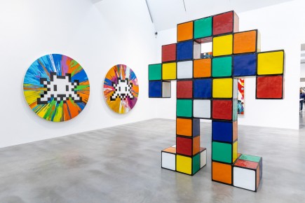 "Triple Trouble" exposition de Invader, Shepard Fairey et Damien Hirst à la Newport Street Gallery du 10 octobre 2025 au 29 mars 2026