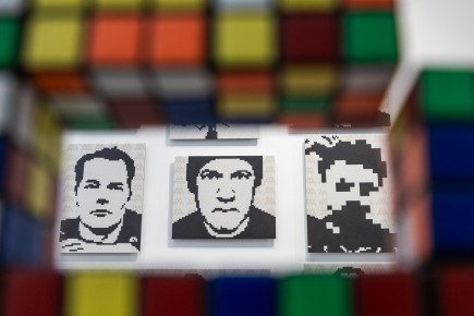 "Triple Trouble" exposition de Invader, Shepard Fairey et Damien Hirst à la Newport Street Gallery du 10 octobre 2025 au 29 mars 2026