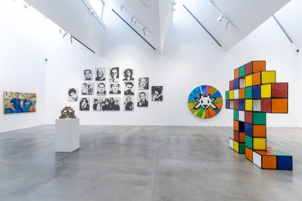 "Triple Trouble" exposition de Invader, Shepard Fairey et Damien Hirst à la Newport Street Gallery du 10 octobre 2025 au 29 mars 2026