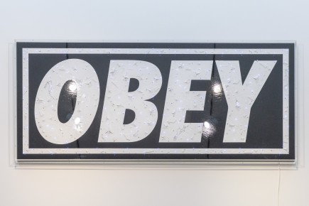 "Triple Trouble" exposition de Invader, Shepard Fairey et Damien Hirst à la Newport Street Gallery du 10 octobre 2025 au 29 mars 2026