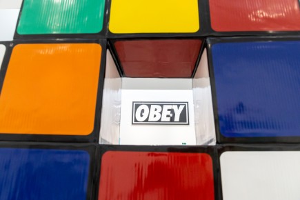 "Triple Trouble" exposition de Invader, Shepard Fairey et Damien Hirst à la Newport Street Gallery du 10 octobre 2025 au 29 mars 2026