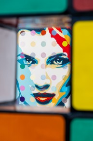 "Triple Trouble" exposition de Invader, Shepard Fairey et Damien Hirst à la Newport Street Gallery du 10 octobre 2025 au 29 mars 2026