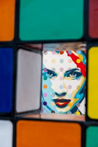 "Triple Trouble" exposition de Invader, Shepard Fairey et Damien Hirst à la Newport Street Gallery du 10 octobre 2025 au 29 mars 2026