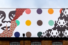 "Triple Trouble" exposition de Invader, Shepard Fairey et Damien Hirst à la Newport Street Gallery