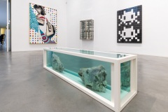 "Triple Trouble" exposition de Invader, Shepard Fairey et Damien Hirst à la Newport Street Gallery