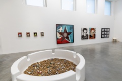 "Triple Trouble" exposition de Invader, Shepard Fairey et Damien Hirst à la Newport Street Gallery