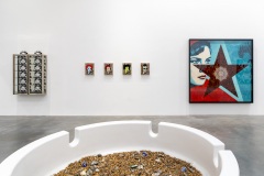 "Triple Trouble" exposition de Invader, Shepard Fairey et Damien Hirst à la Newport Street Gallery