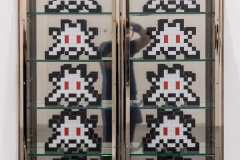 "Triple Trouble" exposition de Invader, Shepard Fairey et Damien Hirst à la Newport Street Gallery