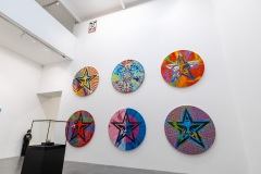 "Triple Trouble" exposition de Invader, Shepard Fairey et Damien Hirst à la Newport Street Gallery