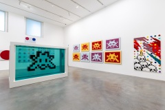 "Triple Trouble" exposition de Invader, Shepard Fairey et Damien Hirst à la Newport Street Gallery
