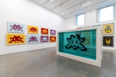 "Triple Trouble" exposition de Invader, Shepard Fairey et Damien Hirst à la Newport Street Gallery