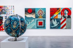 "Triple Trouble" exposition de Invader, Shepard Fairey et Damien Hirst à la Newport Street Gallery