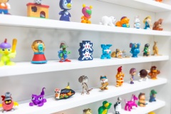 "Triple Trouble" exposition de Invader, Shepard Fairey et Damien Hirst à la Newport Street Gallery