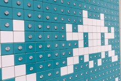 "Triple Trouble" exposition de Invader, Shepard Fairey et Damien Hirst à la Newport Street Gallery