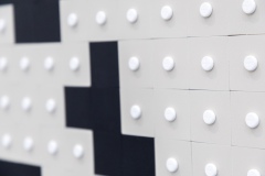 "Triple Trouble" exposition de Invader, Shepard Fairey et Damien Hirst à la Newport Street Gallery