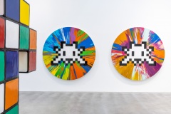 "Triple Trouble" exposition de Invader, Shepard Fairey et Damien Hirst à la Newport Street Gallery