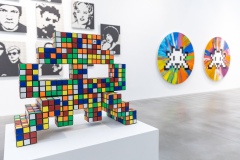 "Triple Trouble" exposition de Invader, Shepard Fairey et Damien Hirst à la Newport Street Gallery