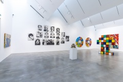 "Triple Trouble" exposition de Invader, Shepard Fairey et Damien Hirst à la Newport Street Gallery