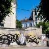 Pochoirs et affiches de C215 sur les murs de Vitry