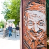 Pochoirs et affiches de C215 sur les murs de Vitry