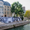 Affichage de JR sur l\'Île Saint-Louis à Paris dans le cadre de son projet