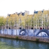 Affichage de JR sur l\'Île Saint-Louis à Paris dans le cadre de son projet