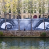 Affichage de JR sur l\'Île Saint-Louis à Paris dans le cadre de son projet