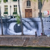 Affichage de JR sur l\'Île Saint-Louis à Paris dans le cadre de son projet