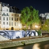 Affichage de JR sur l\'Île Saint-Louis à Paris dans le cadre de son projet