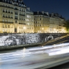 Affichage de JR sur l\'Île Saint-Louis à Paris dans le cadre de son projet