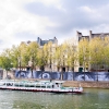 Affichage de JR sur l\'Île Saint-Louis à Paris dans le cadre de son projet