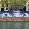 Affichage de JR sur l\'Île Saint-Louis à Paris dans le cadre de son projet