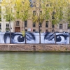 Affichage de JR sur l\'Île Saint-Louis à Paris dans le cadre de son projet