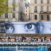 Affichage de JR sur l\'Île Saint-Louis à Paris dans le cadre de son projet