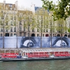 Affichage de JR sur l\'Île Saint-Louis à Paris dans le cadre de son projet