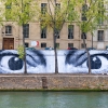 Affichage de JR sur l\'Île Saint-Louis à Paris dans le cadre de son projet