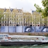 Affichage de JR sur l\'Île Saint-Louis à Paris dans le cadre de son projet