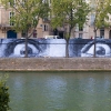 Affichage de JR sur l\'Île Saint-Louis à Paris dans le cadre de son projet