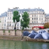 Affichage de JR sur l\'Île Saint-Louis à Paris dans le cadre de son projet