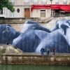 Affichage de JR sur l\'Île Saint-Louis à Paris dans le cadre de son projet