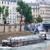 Affichage de JR sur l\'Île Saint-Louis à Paris dans le cadre de son projet