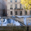 Affichage de JR sur l\'Île Saint-Louis à Paris dans le cadre de son projet