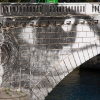 Affichage de JR sur l\'Île Saint-Louis à Paris dans le cadre de son projet