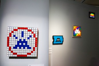 INVADER - Au delà du street art. Exposition collective au Musée de la Poste du 28 novembre 2012 au 30 mars 2013. Sont représentés : C215, Banksy, Shepard Fairey, Invader, Dran, Ludo, L'Atlas, Rero, MissTic, Swoon et Vhils, mais aussi Jef Aérosol, Ernest Pignon-Ernest et Gérard Zlotykamien.