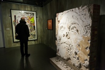 VHILS - Au delà du street art. Exposition collective au Musée de la Poste du 28 novembre 2012 au 30 mars 2013. Sont représentés : C215, Banksy, Shepard Fairey, Invader, Dran, Ludo, L'Atlas, Rero, MissTic, Swoon et Vhils, mais aussi Jef Aérosol, Ernest Pignon-Ernest et Gérard Zlotykamien.