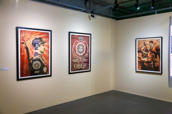 SHEPARD FAIREY - Au delà du street art. Exposition collective au Musée de la Poste du 28 novembre 2012 au 30 mars 2013. Sont représentés : C215, Banksy, Shepard Fairey, Invader, Dran, Ludo, L'Atlas, Rero, MissTic, Swoon et Vhils, mais aussi Jef Aérosol, Ernest Pignon-Ernest et Gérard Zlotykamien.