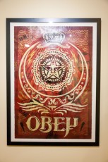 SHEPARD FAIREY - Au delà du street art. Exposition collective au Musée de la Poste du 28 novembre 2012 au 30 mars 2013. Sont représentés : C215, Banksy, Shepard Fairey, Invader, Dran, Ludo, L'Atlas, Rero, MissTic, Swoon et Vhils, mais aussi Jef Aérosol, Ernest Pignon-Ernest et Gérard Zlotykamien.