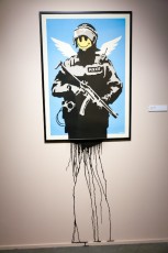 BANKSY - Au delà du street art. Exposition collective au Musée de la Poste du 28 novembre 2012 au 30 mars 2013. Sont représentés : C215, Banksy, Shepard Fairey, Invader, Dran, Ludo, L'Atlas, Rero, MissTic, Swoon et Vhils, mais aussi Jef Aérosol, Ernest Pignon-Ernest et Gérard Zlotykamien.