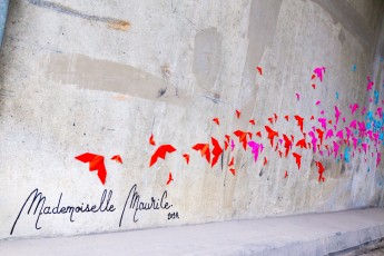 Mademoiselle Maurice et ses milliers d'origamis pour la Nuit Blanche du samedi 4 octobre 2014. Carte blanche à Jef Aérosol qui a invité une dixaine d'artistes à la Halle Freyssinet - Paris 13è.